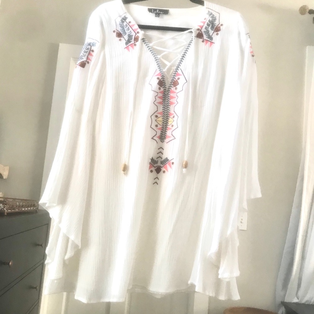 Adorable white bell-sleeved dress